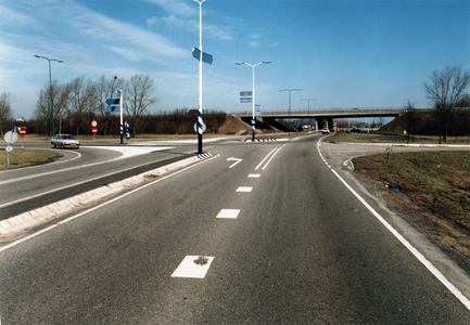 847505 Gezicht over de Bisschopsweg (de T06, de tertiaire provinciale weg Baarn-Bunschoten), met op de op- en afritten ...